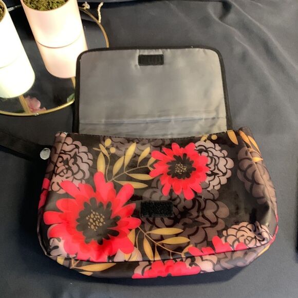 JJ Cole Clutch & Changing Pad Flower Pattern Wipe clean surface Wristlet bag - Picture 6 of 8